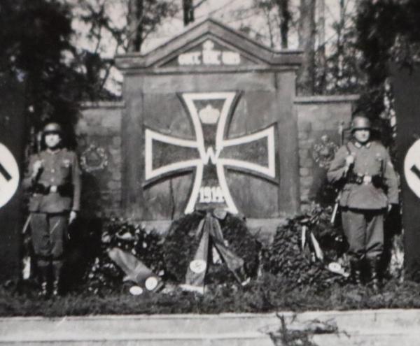 altes Foto - Kranzniederlegung am Ehrendenkmal - Sennelager ??? 1941